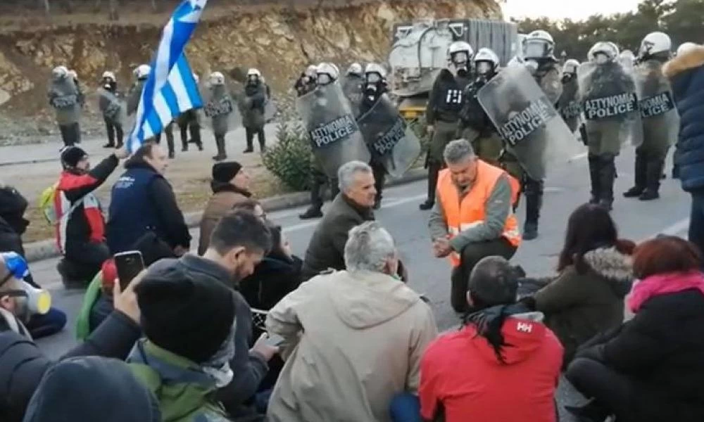 Οι κάτοικοι της Λέσβου τραγουδούν τον Εθνικό Ύμνο μπροστά στα ΜΑΤ